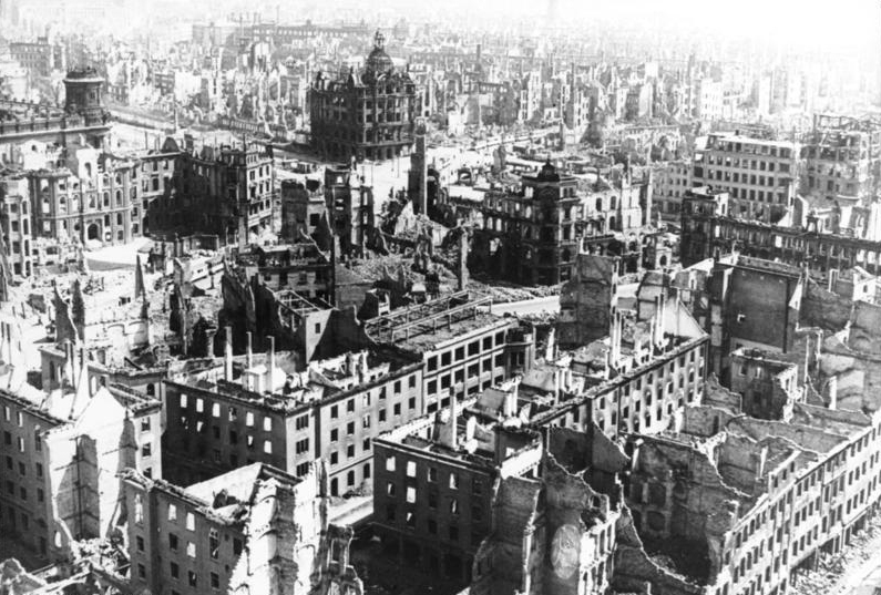 This image has an empty alt attribute; its file name is Dresden-Bombardement.jpg